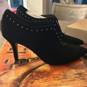 Bella Vita Suede Booties. Size 8 NWT Never worn. Beautiful